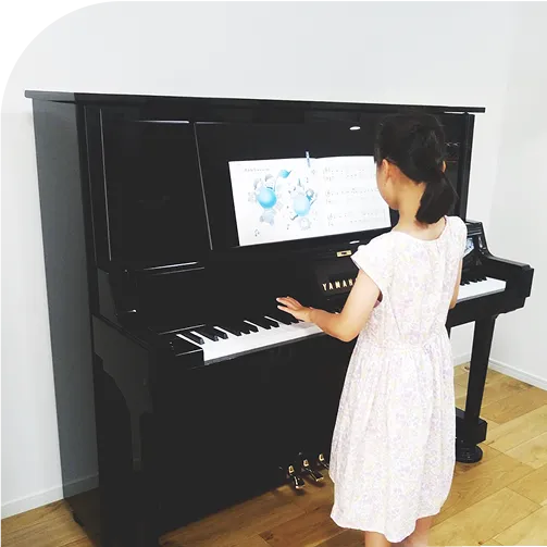 ピアノを引く少女の後ろ姿