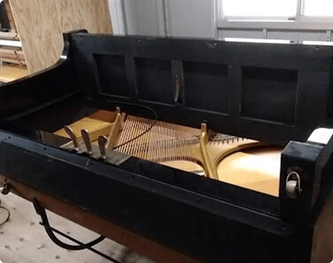 解体されたピアノの修復作業風景